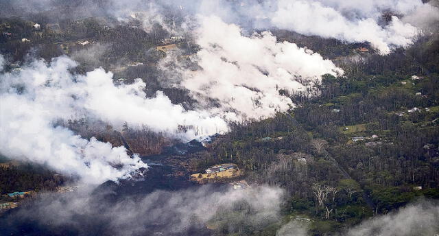 Nube tóxica se eleva sobre Hawái mientras la lava llega al océano