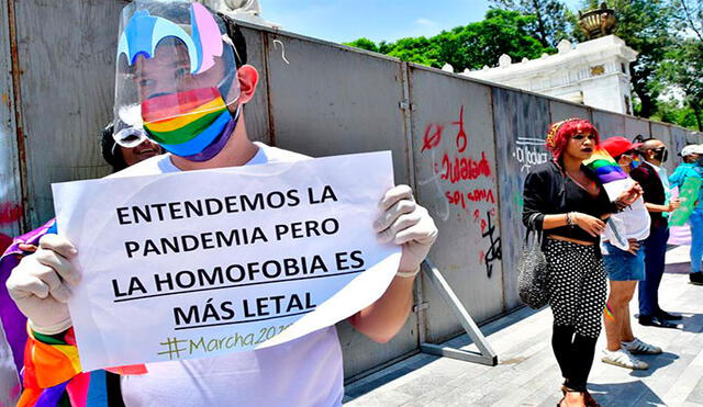 Decenas de personas de la comunidad LGBTI marcharon el sábado en Ciudad de México, como también hicieron en Medellín (Colombia). Foto: EFE