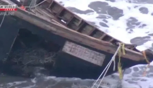El barco fue posiblemente un naufragio que venía de Corea del Norte. Captura de video: NHK.