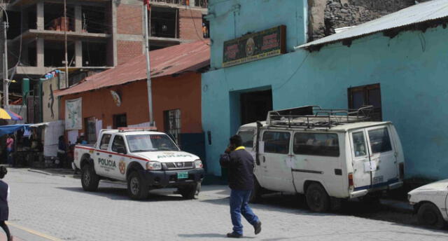 Delincuentes armados roban pertenencias de pasajeros de un vehículo en Puno
