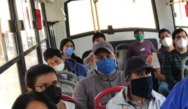 Pasajeros ponen en riesgo sus vidas en estos buses. (foto Difusión)