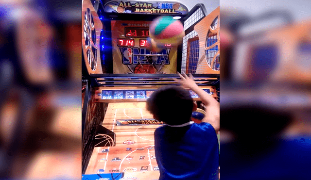 En Facebook, un pequeño se ganó los aplausos en un parque de diversiones al conseguir 900 puntos en máquina de baloncesto.