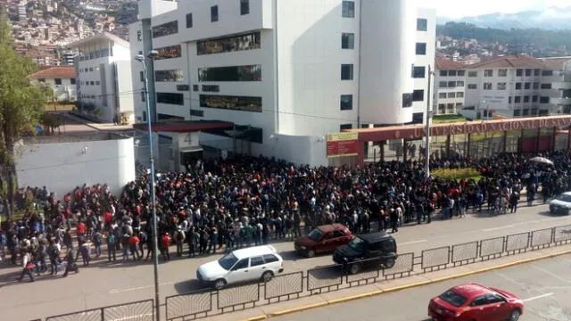 Fujimori: Derriban muro de aeropuerto en Cusco en protesta contra el indulto [VIDEO]