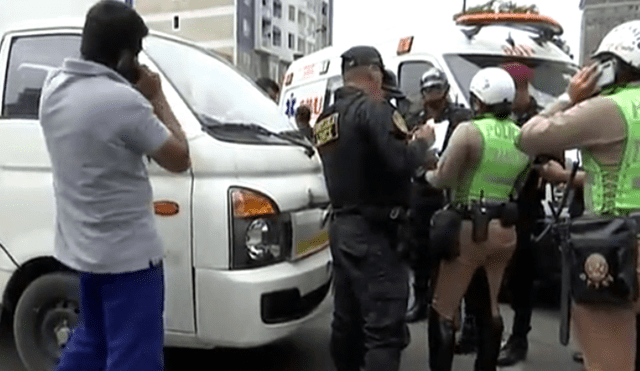 Una policía fue embestida por vehículo y otro se enfrentó a irrespetuoso conductor [VIDEO]