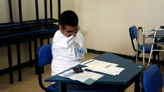 Estudiante sin extremidades superiores postula a examen de admisión de la UNI