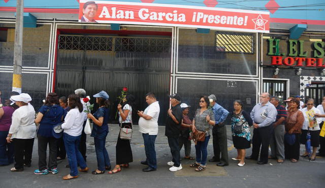Largas colas para ingresar al velatorio de Alan García. [FOTOS]