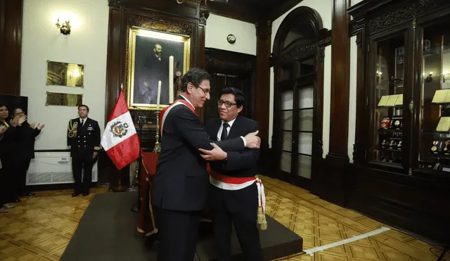 Martín Vizcarra saludo a Vicente Zeballos, ahora también exparlamentario, como nuevo titular de la PCM. Foto: Presidencia.