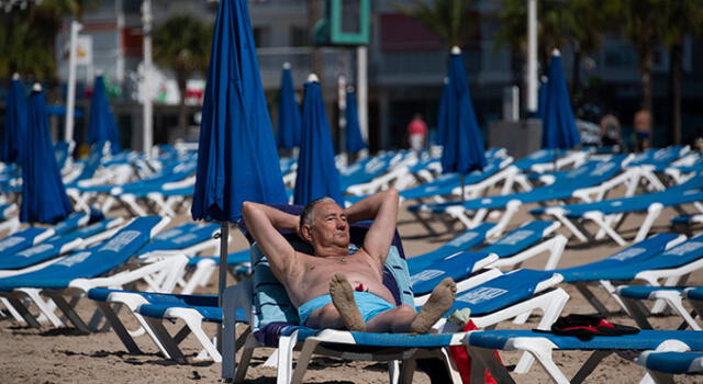 Los bañistas acudieron a las playas con algunas restricciones. Foto: AFP