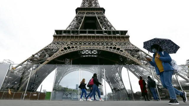 Paris (France), 14/03/2020.- A woman wearing a face mask passes by the Eiffel Tower, which closed as part of measures to contain the spread of coronavirus SARS-CoV-2 which causes the Covid-19 disease, in Paris, France, 14 March 2020. France will ban all gatherings of more than 100 people due to the coronavirus pandemic, French Prime Minister Philippe announced on 13 March 2020. President Macron announced the closing of schools, high schools and nurseries from 16 March 2020 on. Over 3,660 cases of COVID-19 infections and 79 deaths have been confirmed so far in France, reports state. (Francia) EFE/EPA/IAN LANGSDON