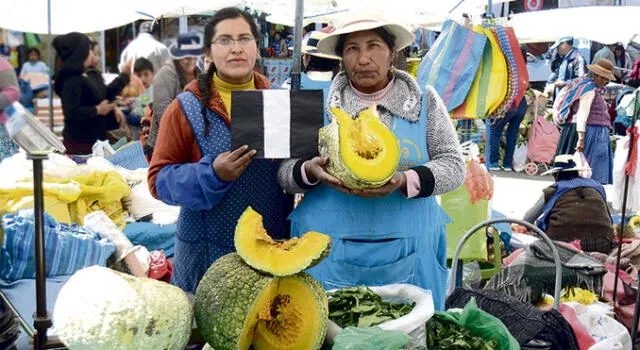 respaldo. En Puno, comerciantes mostraron apoyo a paralización con banderas de luto.