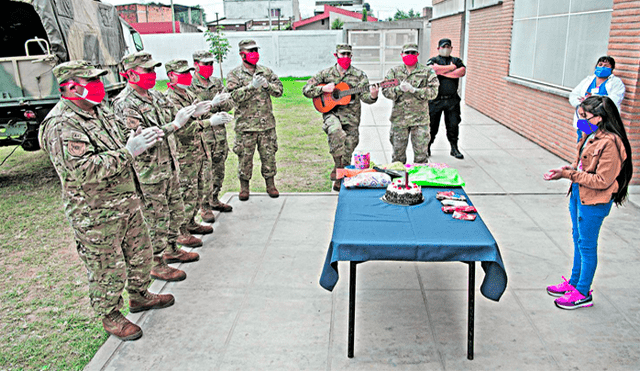 El equipo de siete militares quiso dar una sorpresa a Luisana.