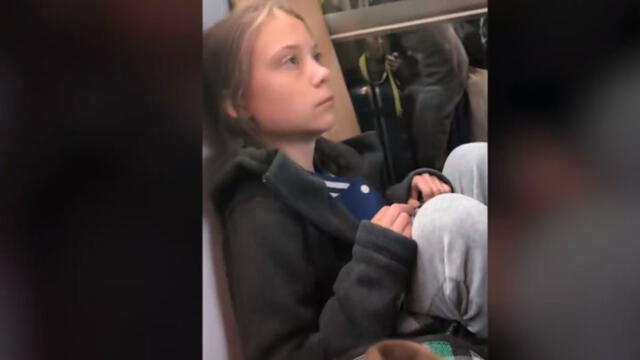 Greta Thunberg mostró un video donde aparece viajando sentada en el piso. Foto: captura