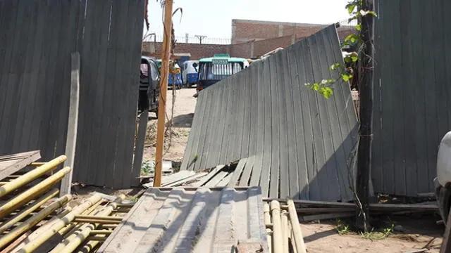 Villa El Salvador: mototaxistas informales destrozan base de serenazgo [FOTOS Y VIDEO]