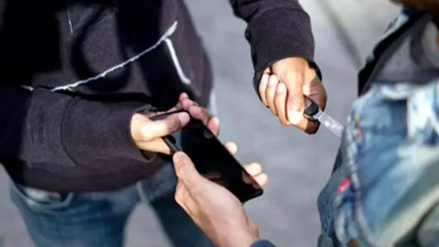 "Nada más fue un celular": comerciantes agreden brutalmente a ladrón y este llora