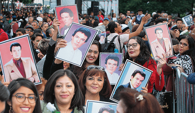 En olor de multitud. Miles de mexicanos se dieron cita en el Palacio de Bellas Artes y en la Basílica de Guadalupe para rendirle tributo a su querido Príncipe de la Canción.