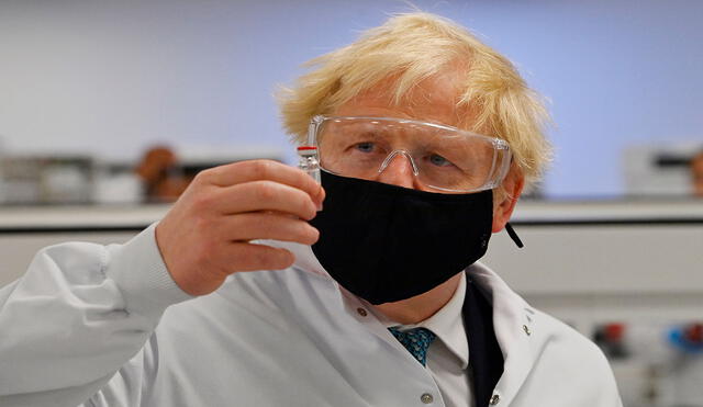 El primer ministro británico Boris Johnson con la posible vacuna de Oxford/AstraZeneca contra el coronavirus SARS-CoV-2. Foto: AFP