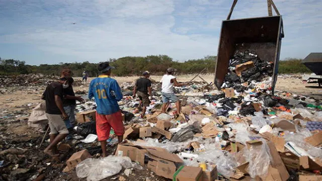 Incluso los venezolanos están en el lugar justo cuando el camión de la basura arroja los desechos. Foto: EFE
