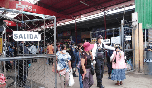 Cientos de personas acuden al mercado Grau en Tacna.