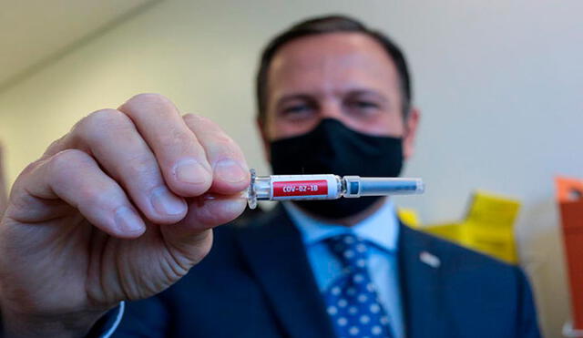 El gobernador Doria con una vacuna contra el coronavirus producida por la compañía china Sinovac Biotech en un hospital de Sao Paulo. Foto: AFP