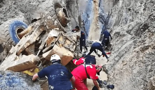 Huaico entierra a operador de maquinaria cuando limpiaba zona bloqueada [VIDEOS]