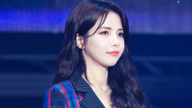 Desliza para ver más fotos de Solar de MAMAMOO.