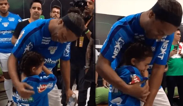 Ronaldinho: niña que sueña con ser futbolista conoce a su ídolo y termina llorando [VIDEO]