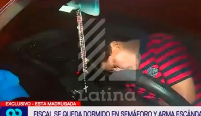 Fiscal en aparente estado de ebriedad se quedó dormido en su auto en plena avenida | VIDEO
