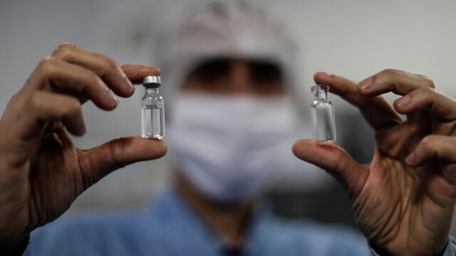 Viceministro Luis Suárez indicó que es necesario que las vacunas pasen por certificaciones internacionales. (Foto: Antonio Lacerda / EFE)