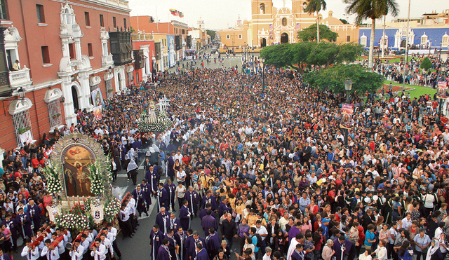 Trujillo: miles de fieles acompañaron el Vía Crucis