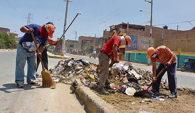 Piura: trabajadores de limpieza protestan y exigen les hagan pruebas rápidas