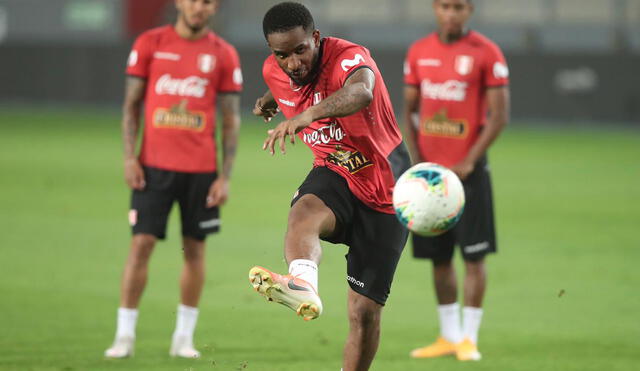 Con Ruidíaz fuera de la convocatoria, Jefferson Farfán tendrá la responsabilidad de ser el '9'. Foto: FPF