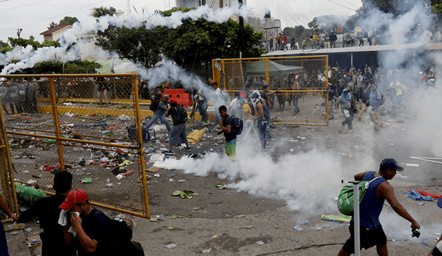 Migrantes rompen valla entre Guatemala y México y se enfrentan a la policía