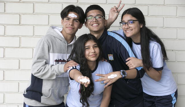 Grupo de compañeros de secundaria del colegio General Roque Sáenz Peña de San Miguel. Foto: Marco Cotrina / La República
