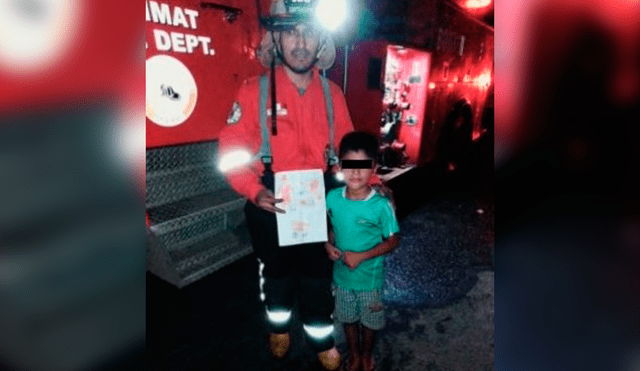  Niño enternece a bomberos con un presente tras incendio en Trujillo
