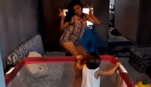 En YouTube, una joven se encargó de cuidar a su sobrino y aprovechó en preparar un espectáculo.