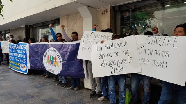 Trabajadores de la Caja Arequipa exigen pago de escolaridad [VIDEO]
