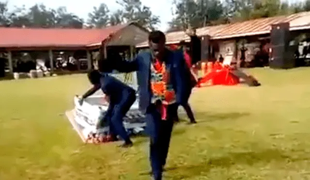 YouTube viral: hombres danzan con ataúd en hombros y un descuido hace que el cadáver caiga [VIDEO]