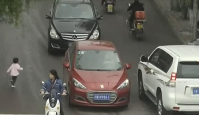 YouTube: Video muestra el momento en que una niña es atropellada por dos vehículos