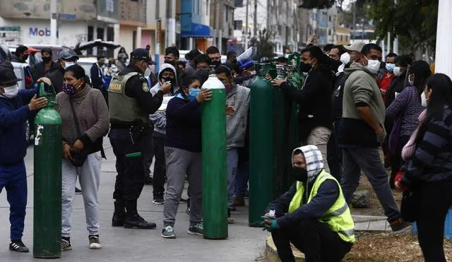 Se registran largas colas y aglomeración en la recarga de oxigeno en el Callao / Credito: Marco Cotrina