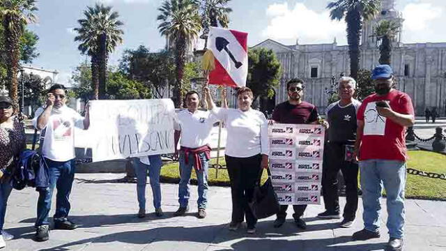 Militantes de Acción Popular en Arequipa hacen plantón a favor de Lescano
