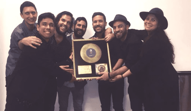 We The Lion recibió el Disco de Oro de manos de Lucho Quequezana