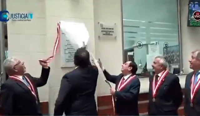 YouTube Viral: No imaginaron que inaugurar una placa conmemorativa terminaría con terrible final [VIDEO] 