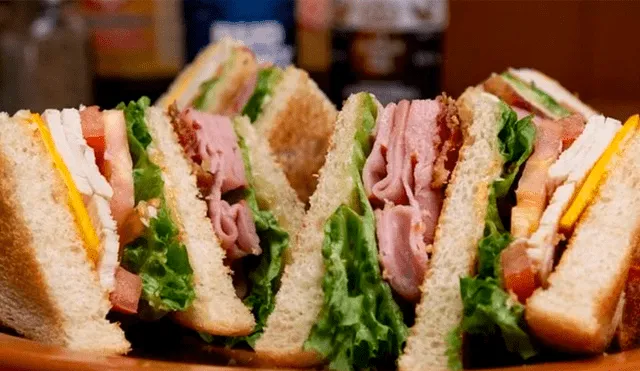 Policía encuentra una navaja de afeitar en su sándwich mientras comía
