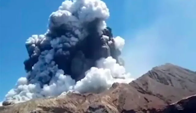 Momento en que el volcán White Island entra en erupción. Captura de video.