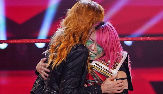Becky Lynch y Asuka se abrazan luego del sorpresivo anuncia en WWE RAW. Foto: WWE