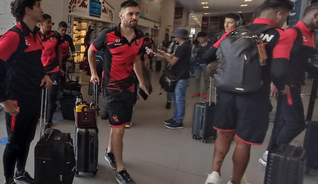 Leonel Galeano y jugadores de FBC Melgar. Foto: La República