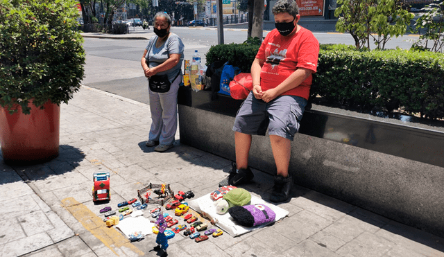 Luis Ángel conmueve al mundo con la forma en que ayuda a su mamá tras quedarse sin trabajo por la COVID-19. Foto: Captura/Azteca Noticias