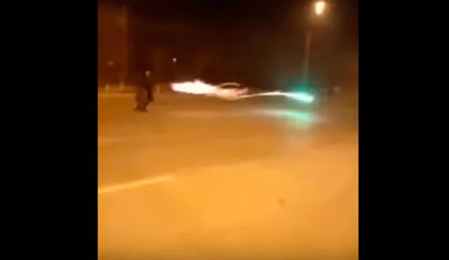 YouTube: la insólita batalla con fuegos artificiales en plena calle | VIDEO