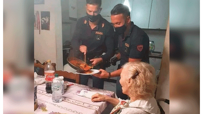 Los agentes no dudaron en apoyar a la señora. Foto: Polizia di Stato / Instagram.