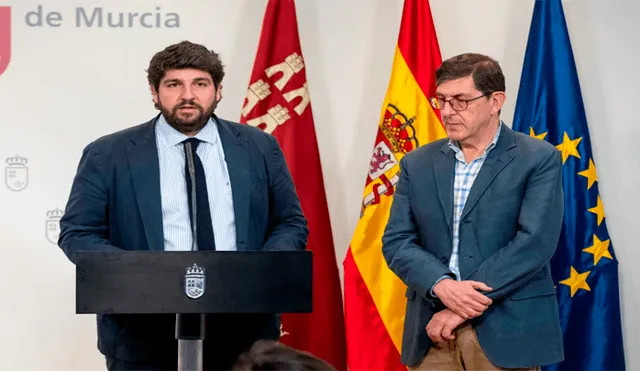 El presidente de Murcia, Fernando López Miras y el consejero de Salud, Manuel Villegas, en conferencia de prensa.